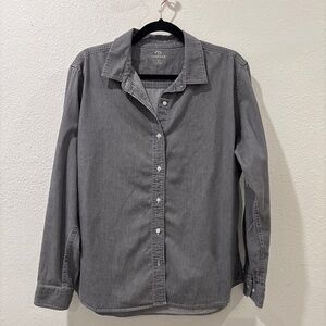 Women’s size extra large vantage button-down shirt. 100% cotton.